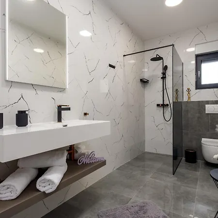 Ro&lu Zadarvillas *