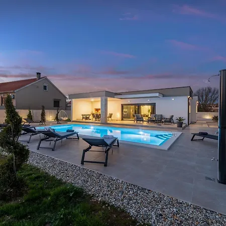 Ro&lu Zadarvillas * Smrdelje