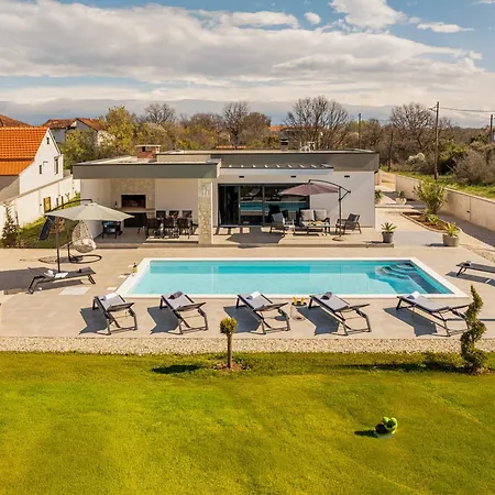 Ro&lu Zadarvillas Smrdelje